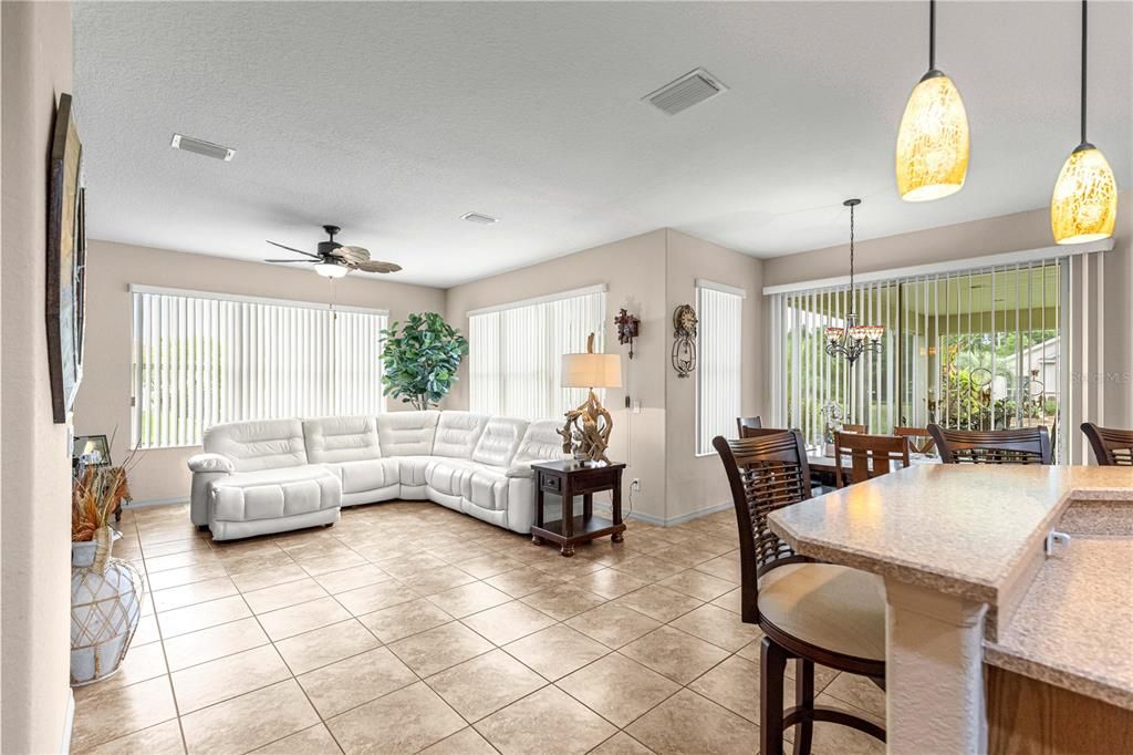 En Venta: $394,900 (3 camas, 2 baños, 2411 Pies cuadrados)