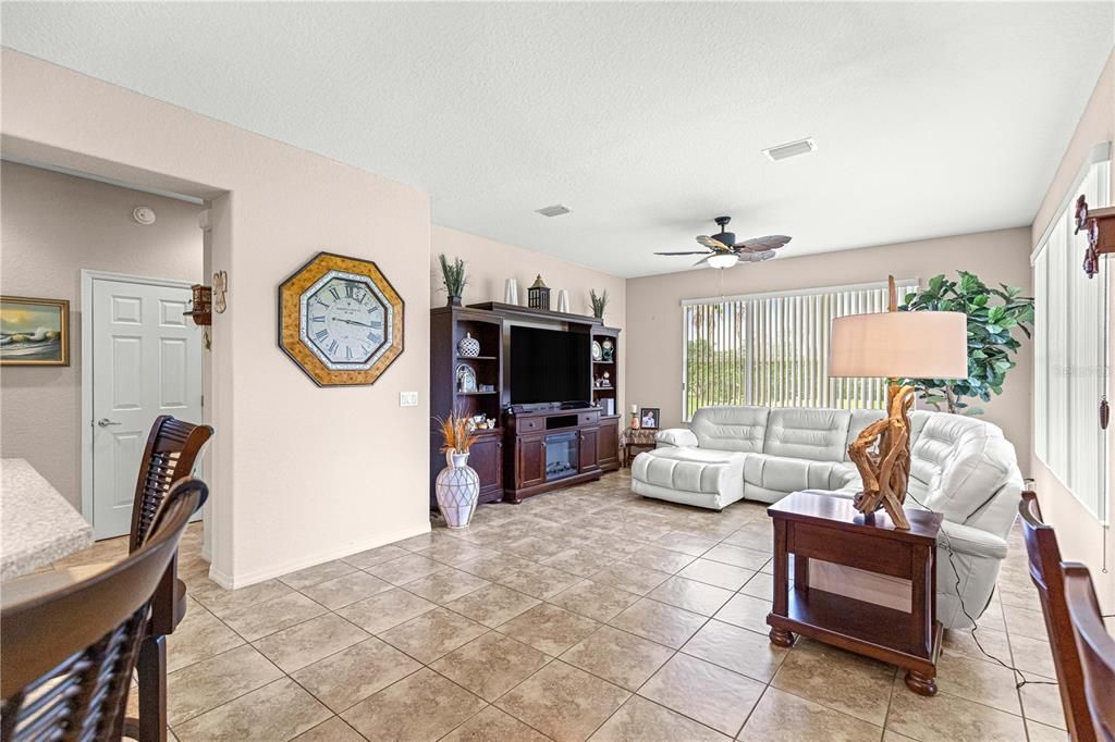 En Venta: $394,900 (3 camas, 2 baños, 2411 Pies cuadrados)