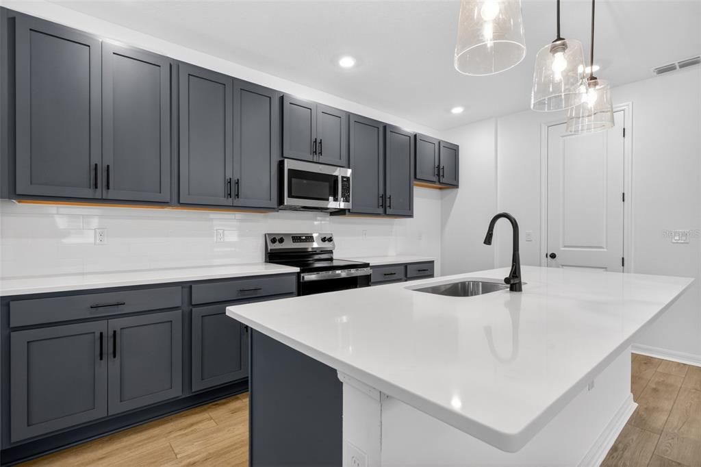 Activo con contrato: $399,990 (4 camas, 3 baños, 2226 Pies cuadrados)