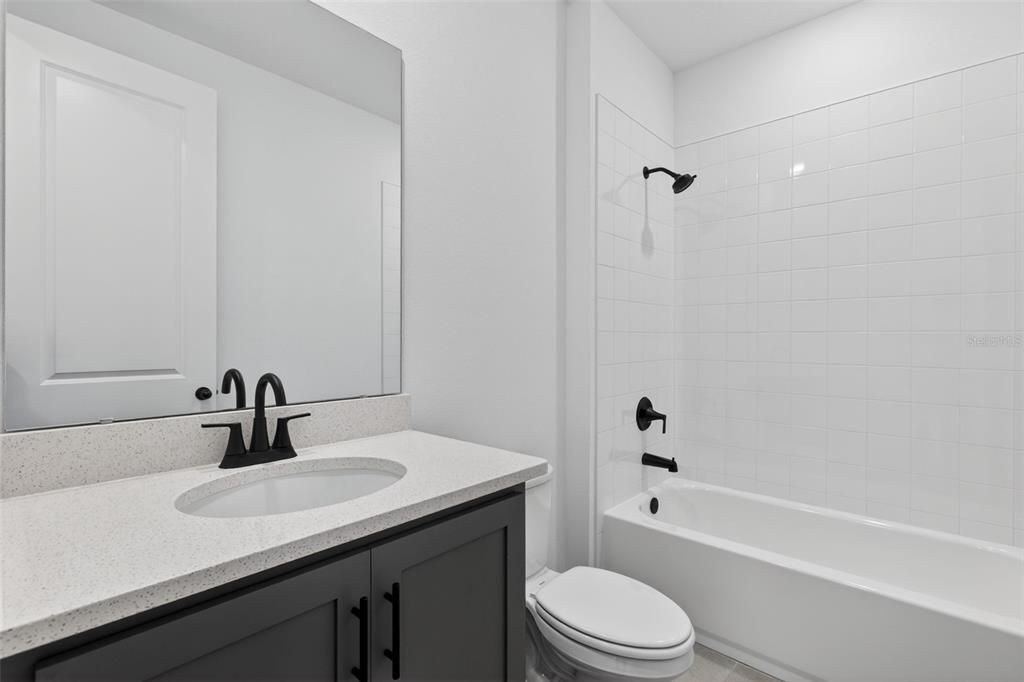 Activo con contrato: $399,990 (4 camas, 3 baños, 2226 Pies cuadrados)