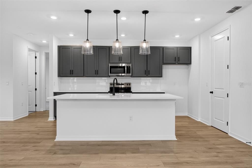 Activo con contrato: $399,990 (4 camas, 3 baños, 2226 Pies cuadrados)