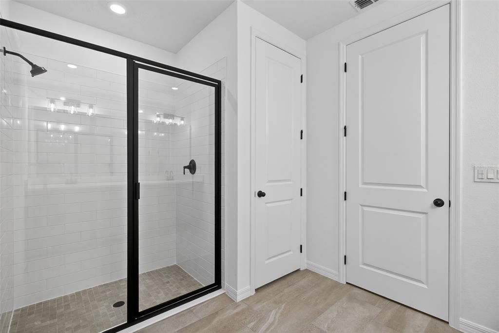 Activo con contrato: $399,990 (4 camas, 3 baños, 2226 Pies cuadrados)