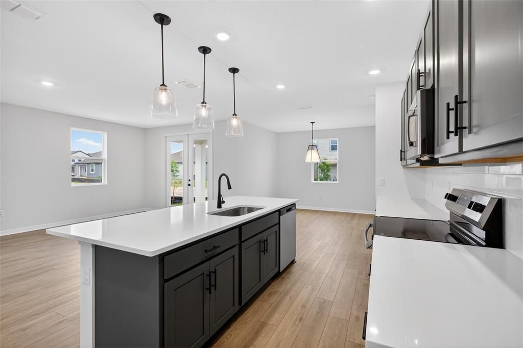 Activo con contrato: $399,990 (4 camas, 3 baños, 2226 Pies cuadrados)