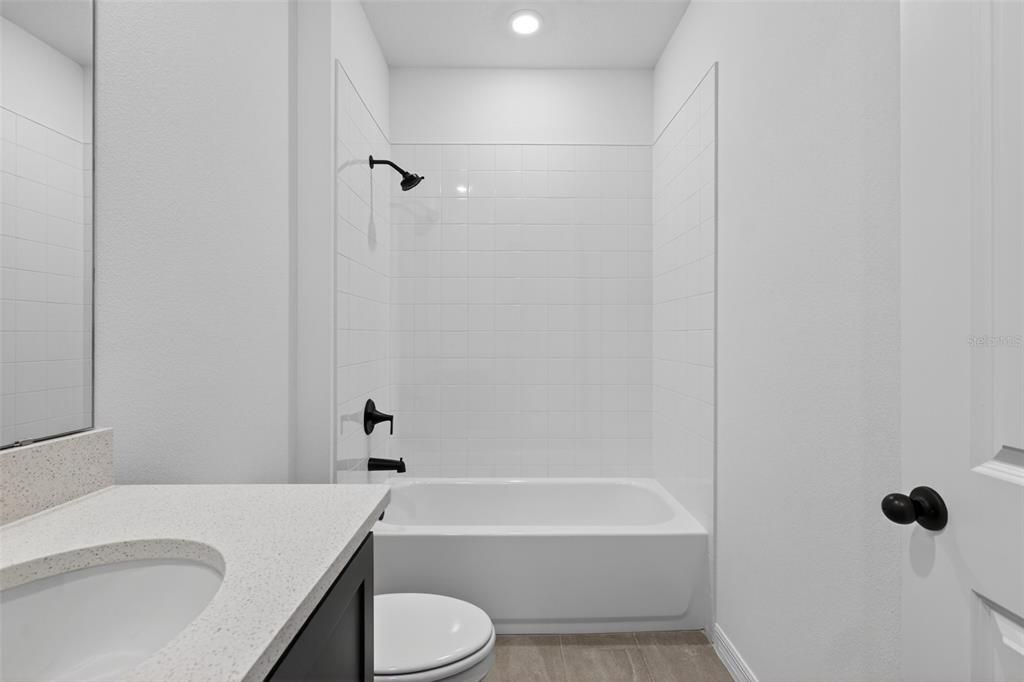 Activo con contrato: $399,990 (4 camas, 3 baños, 2226 Pies cuadrados)