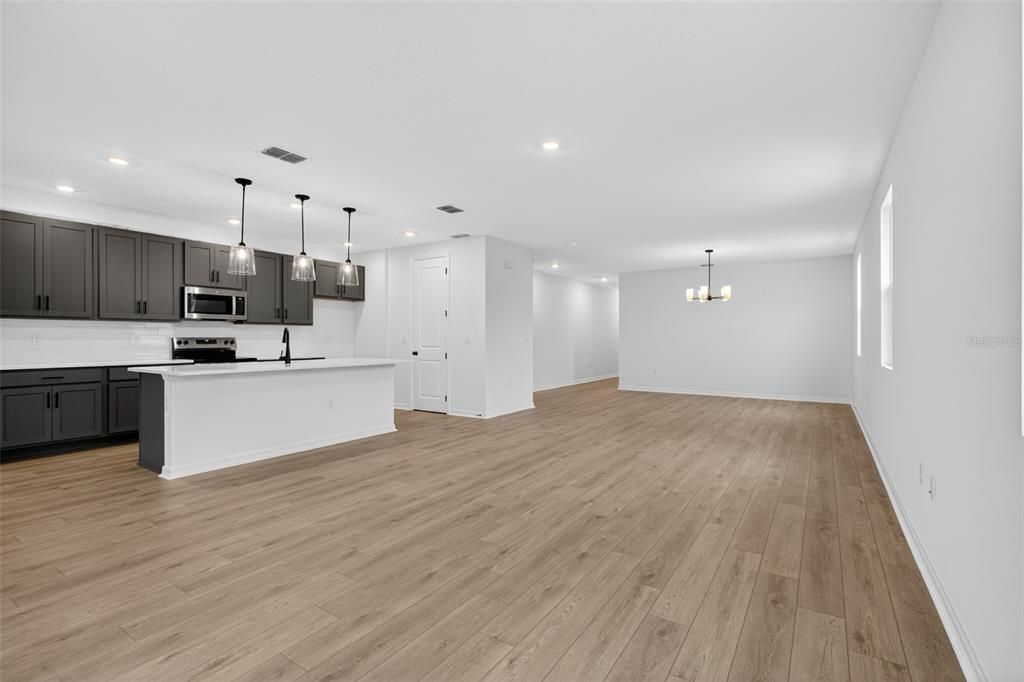 Activo con contrato: $399,990 (4 camas, 3 baños, 2226 Pies cuadrados)