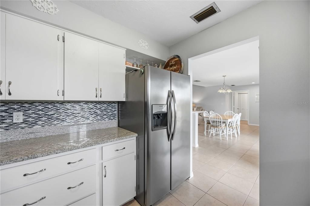 На продажу: $299,900 (2 спален, 2 ванн, 1374 Квадратных фут)