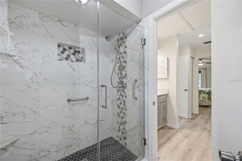 На продажу: $299,900 (2 спален, 2 ванн, 1374 Квадратных фут)