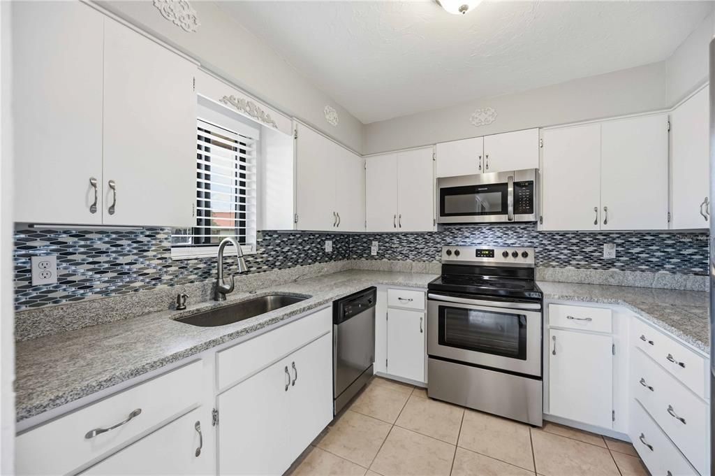 На продажу: $299,900 (2 спален, 2 ванн, 1374 Квадратных фут)