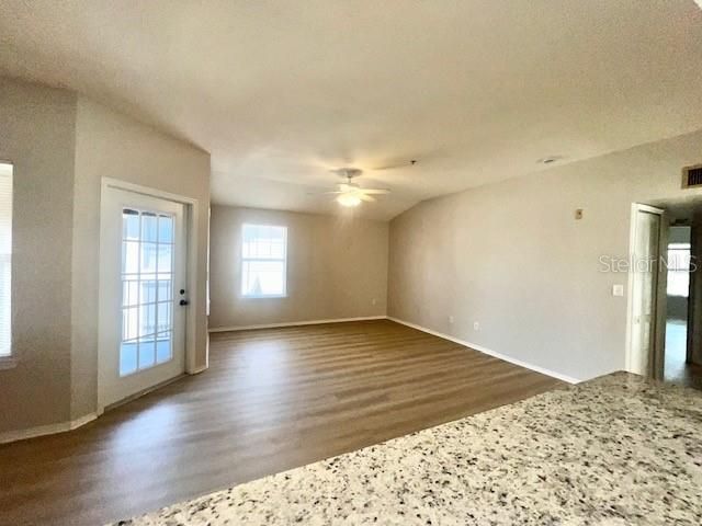 В аренду: $1,599 (2 спален, 1 ванн, 1271 Квадратных фут)
