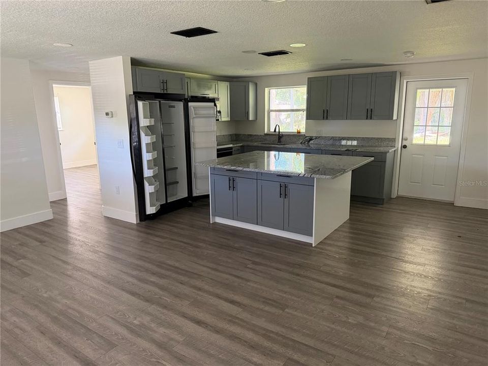На продажу: $269,900 (2 спален, 1 ванн, 816 Квадратных фут)