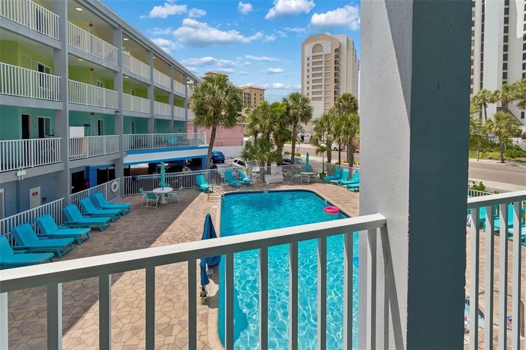 For Sale: $320,000 (1 beds, 1 baths, 369 Square Feet)