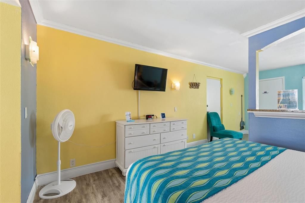 For Sale: $320,000 (1 beds, 1 baths, 369 Square Feet)