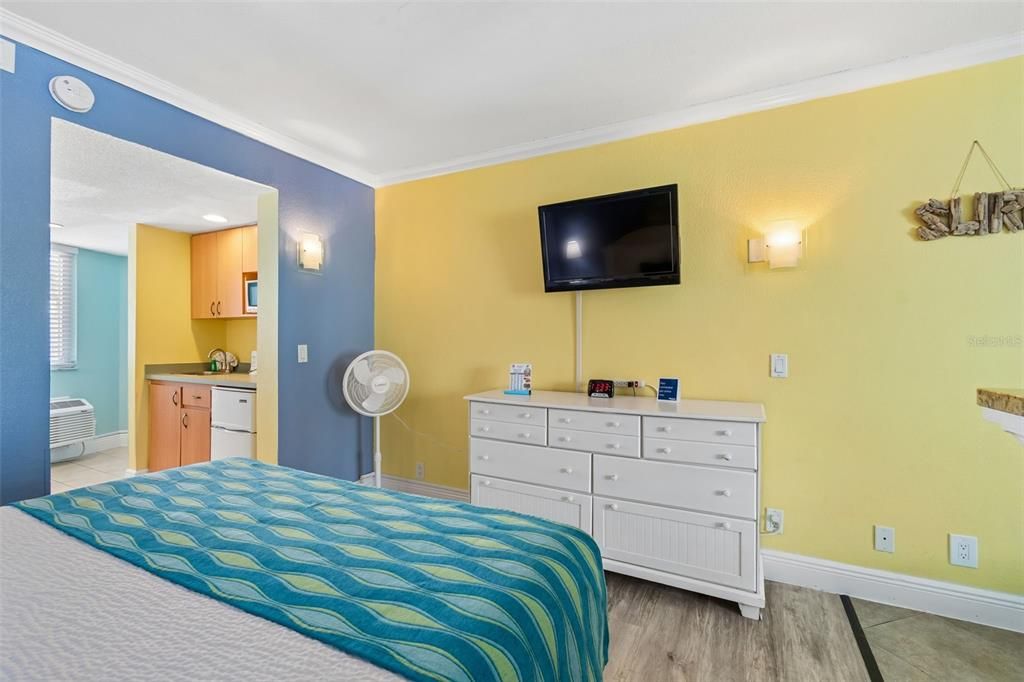 For Sale: $320,000 (1 beds, 1 baths, 369 Square Feet)
