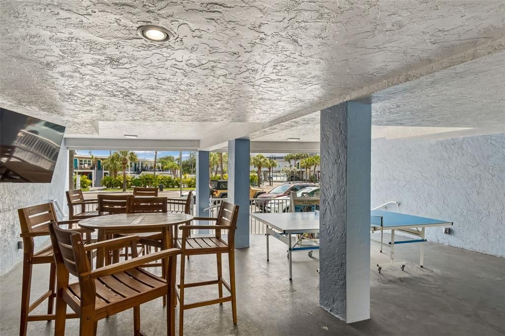 For Sale: $320,000 (1 beds, 1 baths, 369 Square Feet)