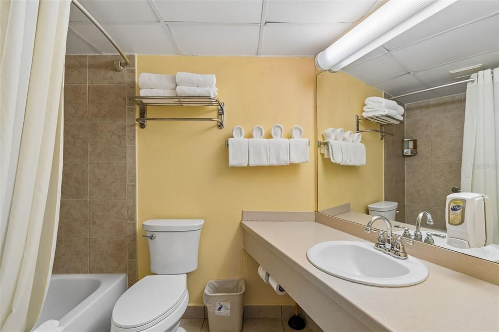 For Sale: $320,000 (1 beds, 1 baths, 369 Square Feet)
