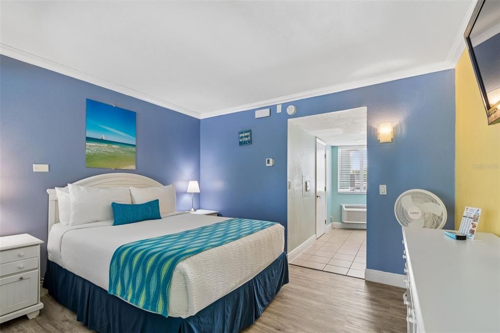 For Sale: $320,000 (1 beds, 1 baths, 369 Square Feet)