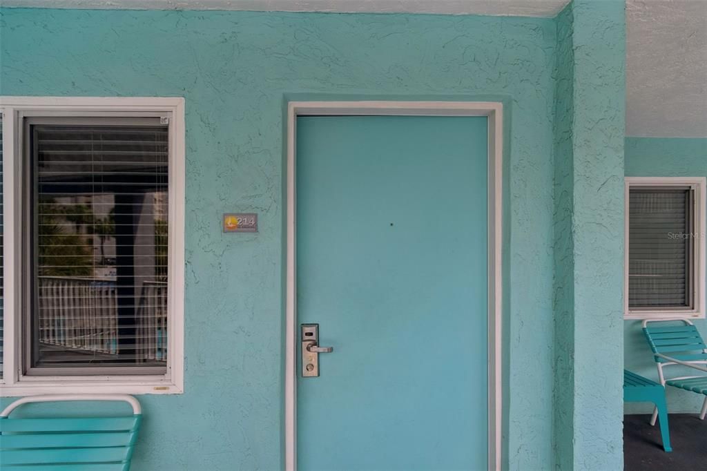 For Sale: $320,000 (1 beds, 1 baths, 369 Square Feet)