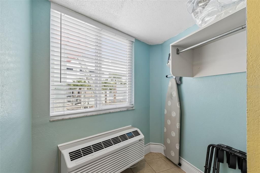 For Sale: $320,000 (1 beds, 1 baths, 369 Square Feet)