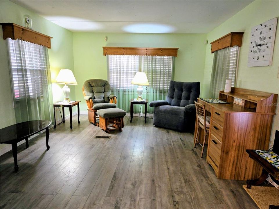For Sale: $99,995 (2 beds, 1 baths, 672 Square Feet)