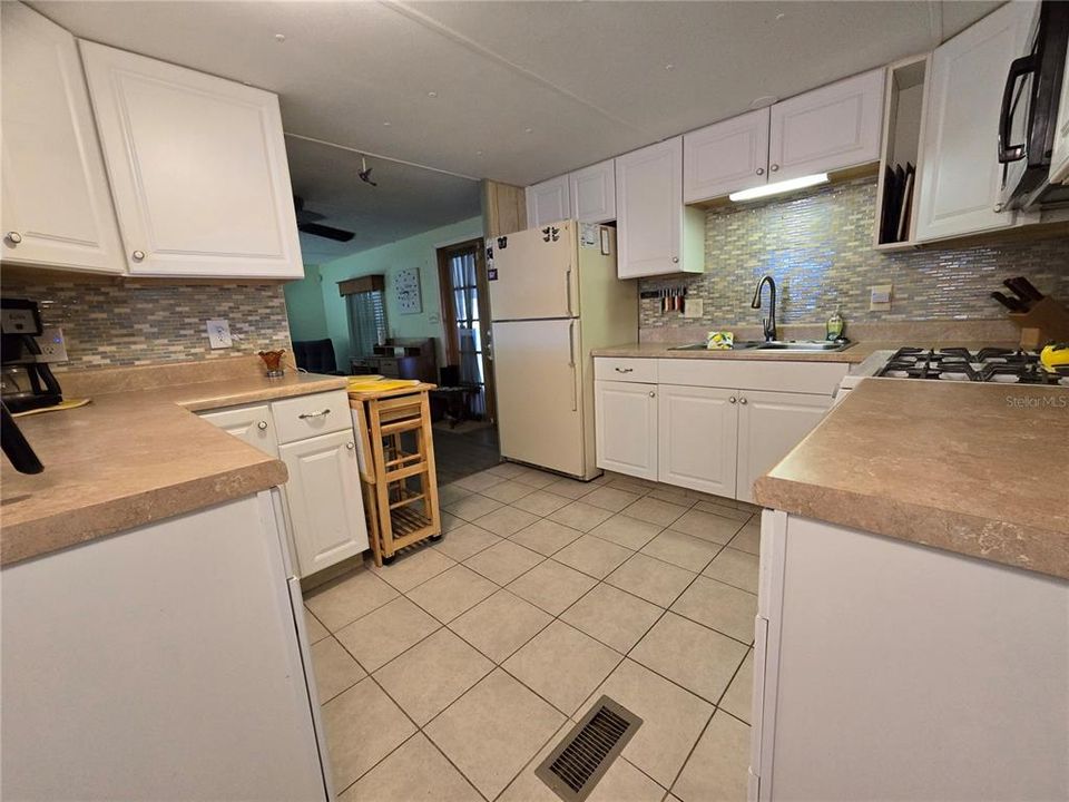 For Sale: $99,995 (2 beds, 1 baths, 672 Square Feet)