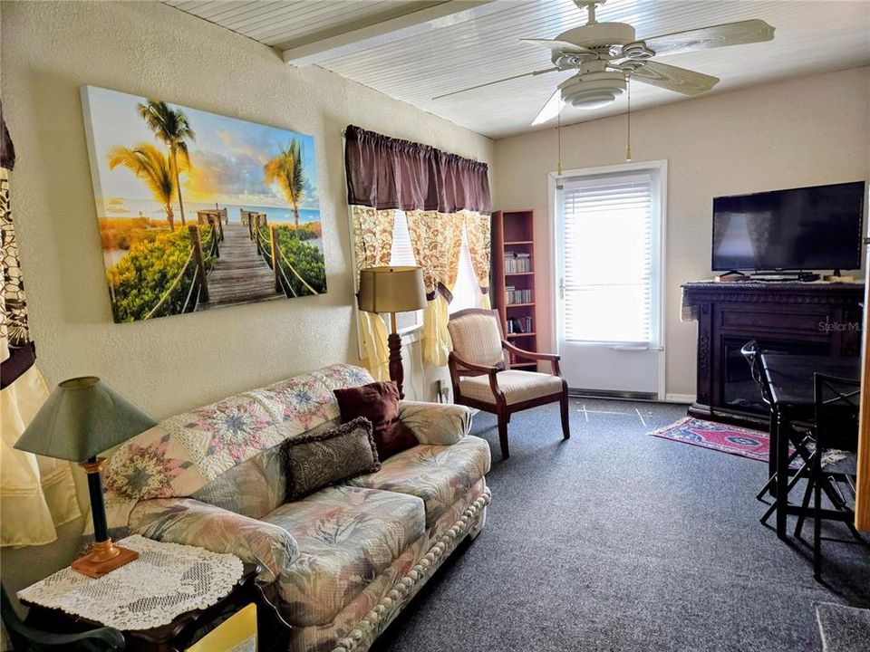 For Sale: $99,995 (2 beds, 1 baths, 672 Square Feet)