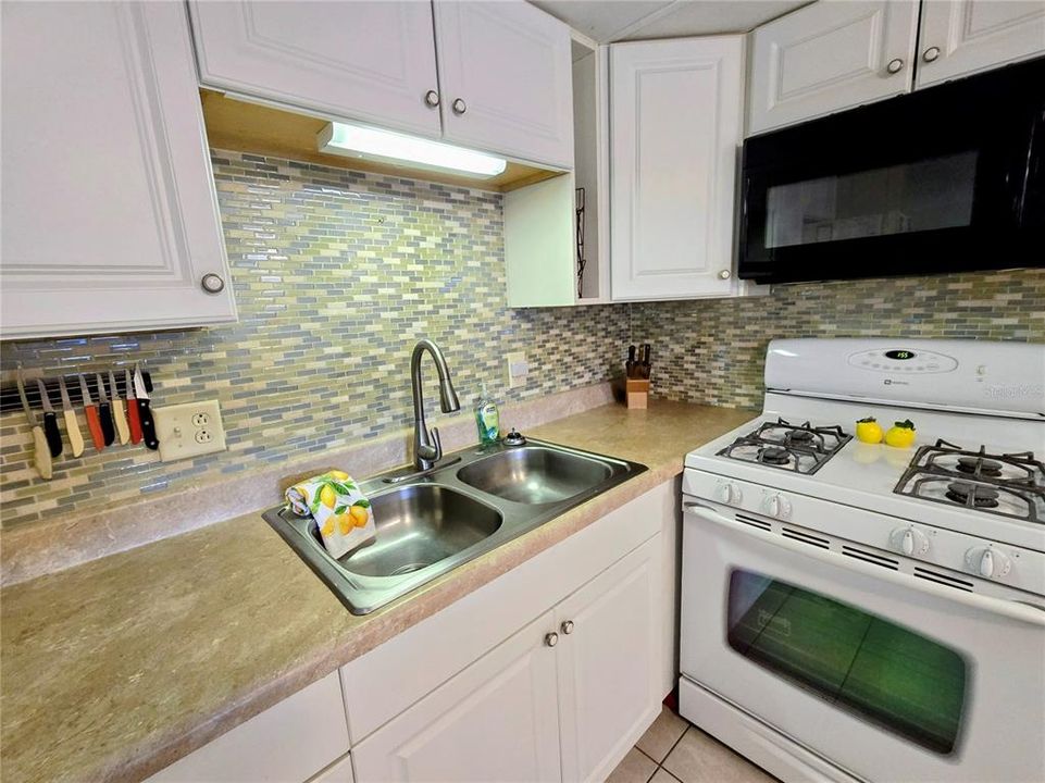 For Sale: $99,995 (2 beds, 1 baths, 672 Square Feet)