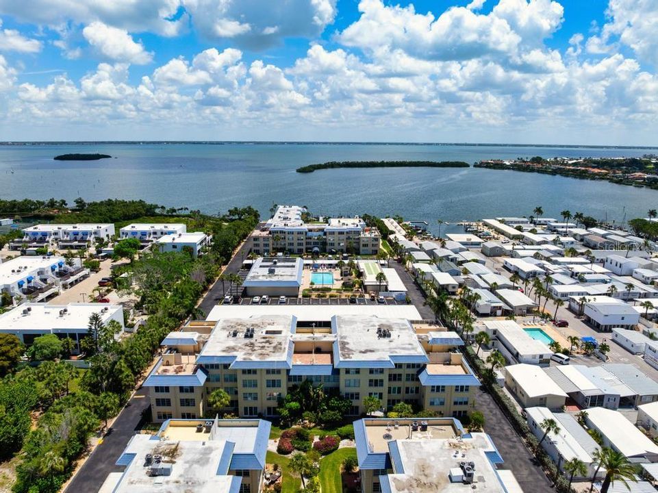 На продажу: $335,000 (2 спален, 2 ванн, 1046 Квадратных фут)