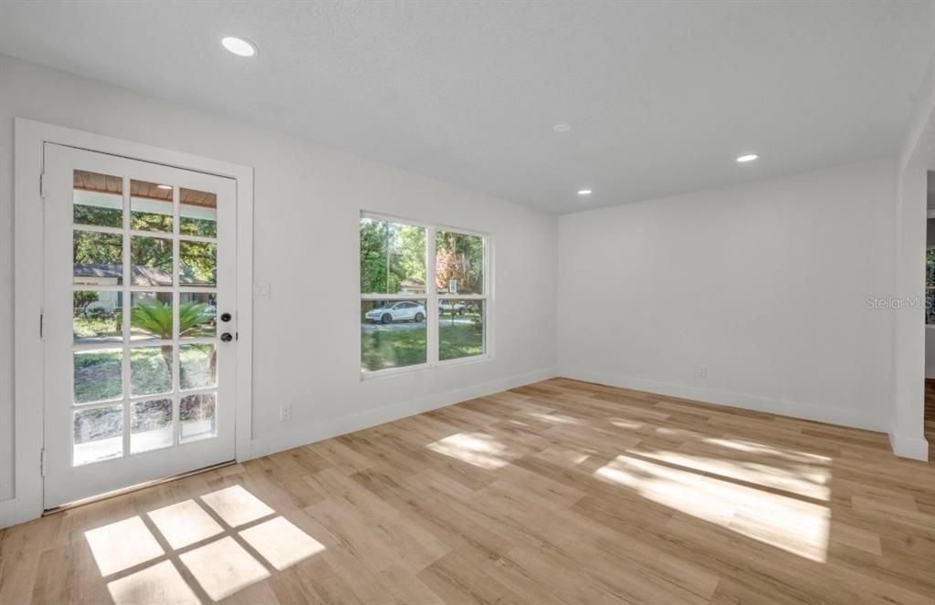 Под контрактом: $299,999 (2 спален, 1 ванн, 1066 Квадратных фут)