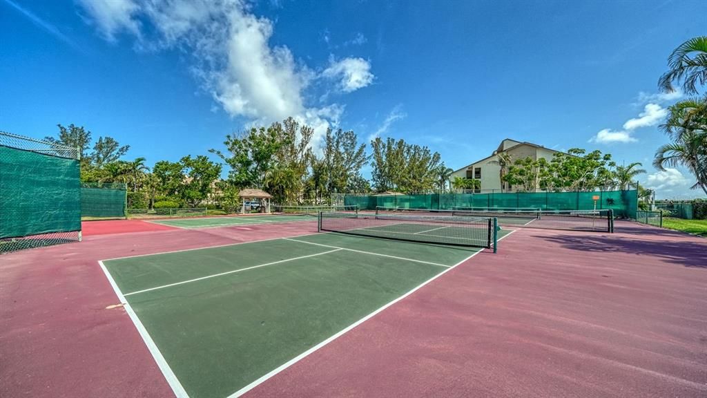 For Sale: $825,000 (3 beds, 2 baths, 1942 Square Feet)