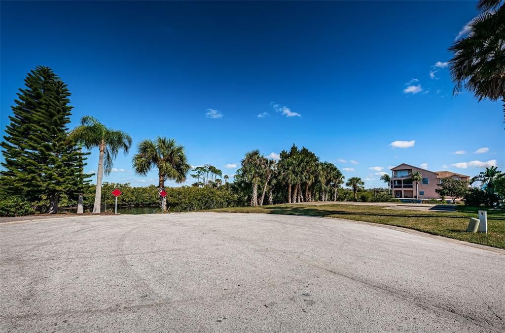 На продажу: $195,000 (0.31 acres)