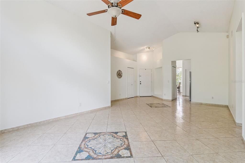 Activo con contrato: $349,000 (3 camas, 2 baños, 1277 Pies cuadrados)