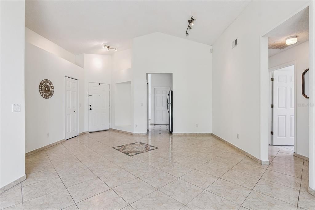 Activo con contrato: $349,000 (3 camas, 2 baños, 1277 Pies cuadrados)