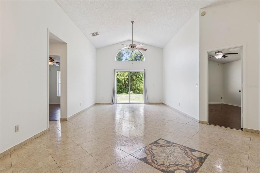 Activo con contrato: $349,000 (3 camas, 2 baños, 1277 Pies cuadrados)