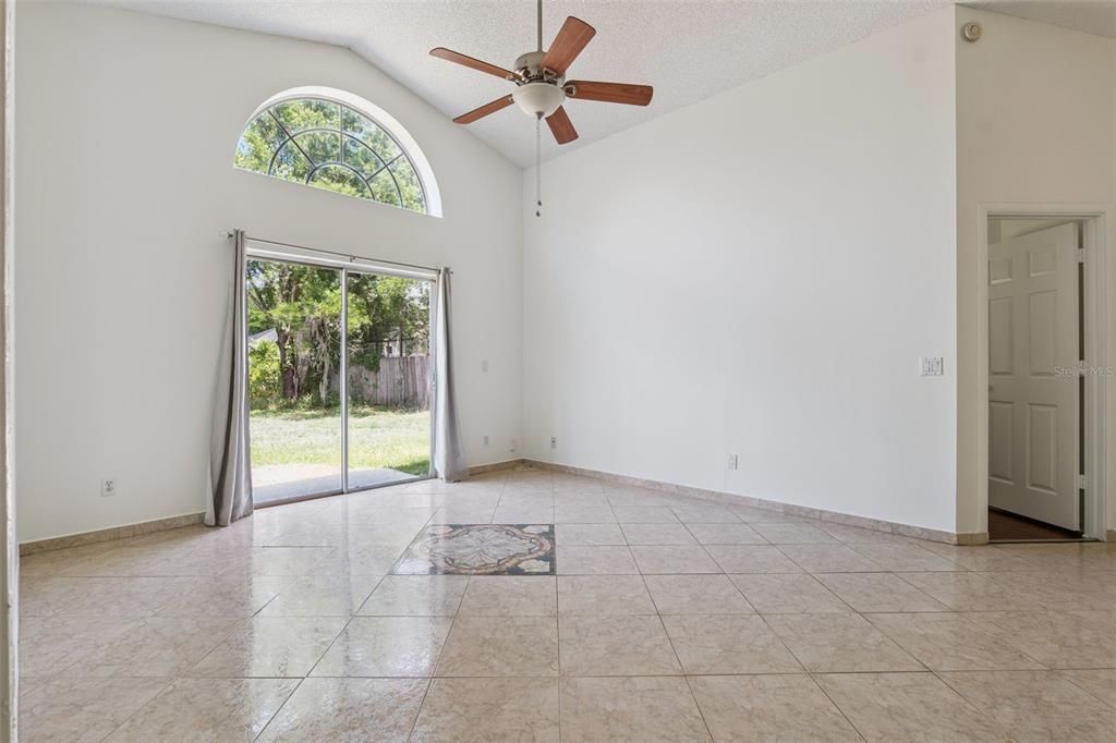 Activo con contrato: $349,000 (3 camas, 2 baños, 1277 Pies cuadrados)