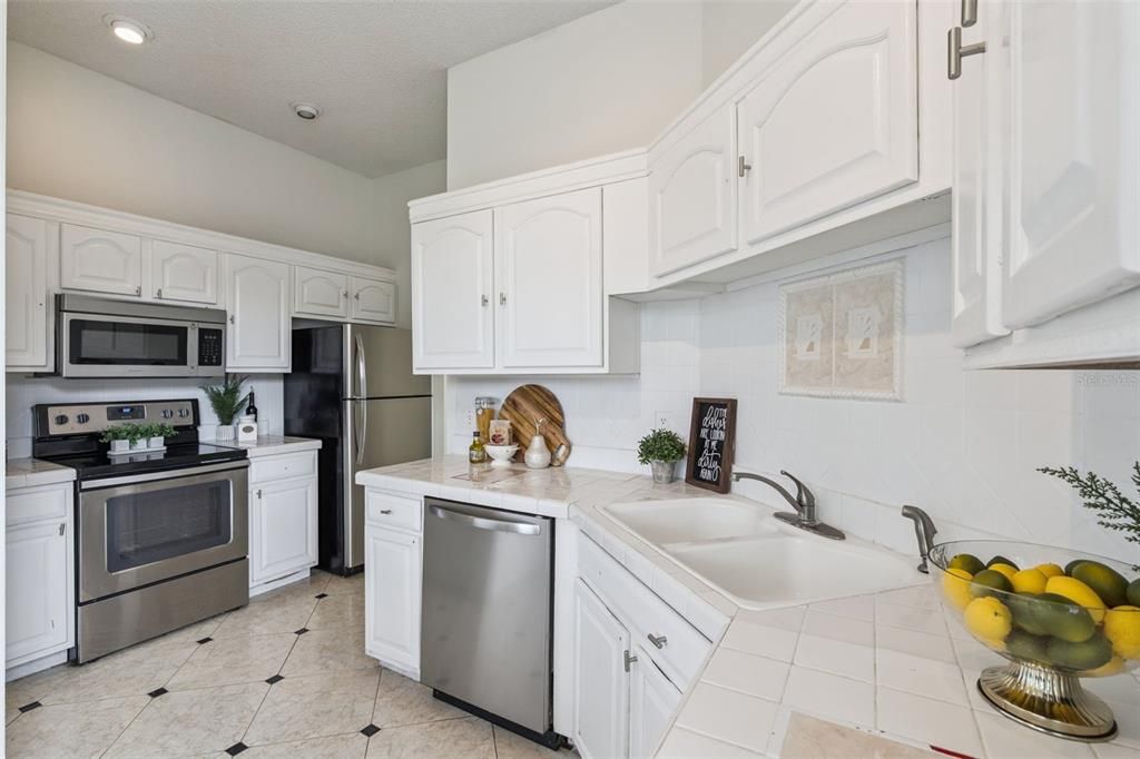 Activo con contrato: $349,000 (3 camas, 2 baños, 1277 Pies cuadrados)