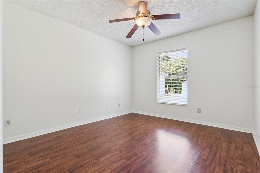 Activo con contrato: $349,000 (3 camas, 2 baños, 1277 Pies cuadrados)