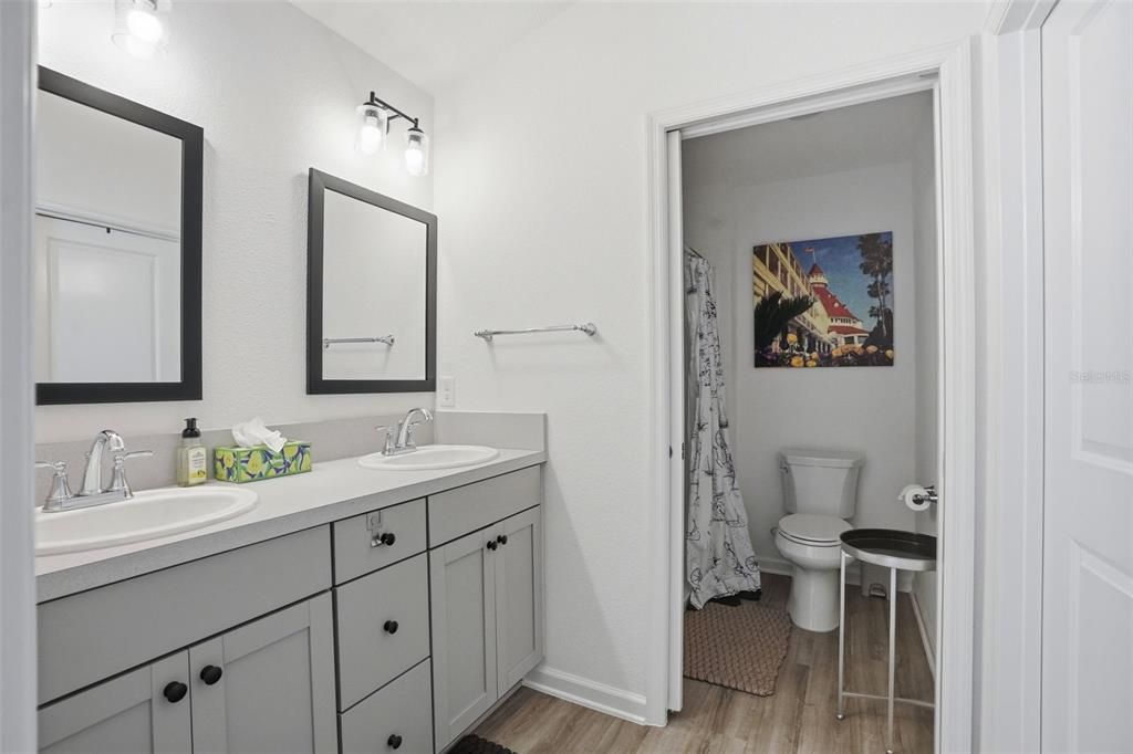 На продажу: $279,900 (2 спален, 2 ванн, 1227 Квадратных фут)