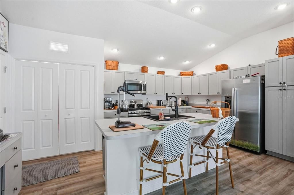 На продажу: $279,900 (2 спален, 2 ванн, 1227 Квадратных фут)