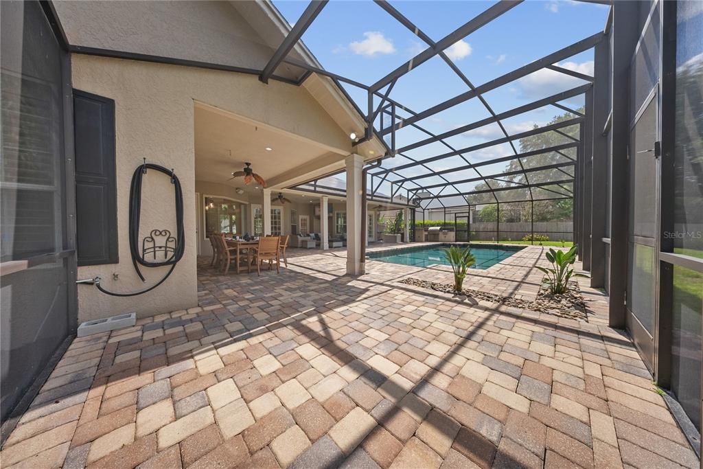 Activo con contrato: $949,000 (4 camas, 3 baños, 2895 Pies cuadrados)