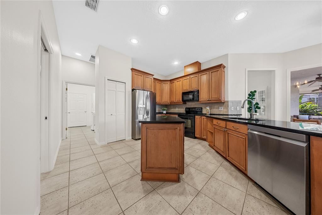 Activo con contrato: $949,000 (4 camas, 3 baños, 2895 Pies cuadrados)