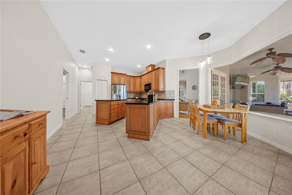 Activo con contrato: $949,000 (4 camas, 3 baños, 2895 Pies cuadrados)