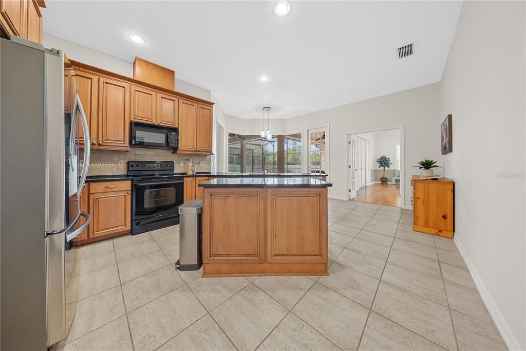 Activo con contrato: $949,000 (4 camas, 3 baños, 2895 Pies cuadrados)
