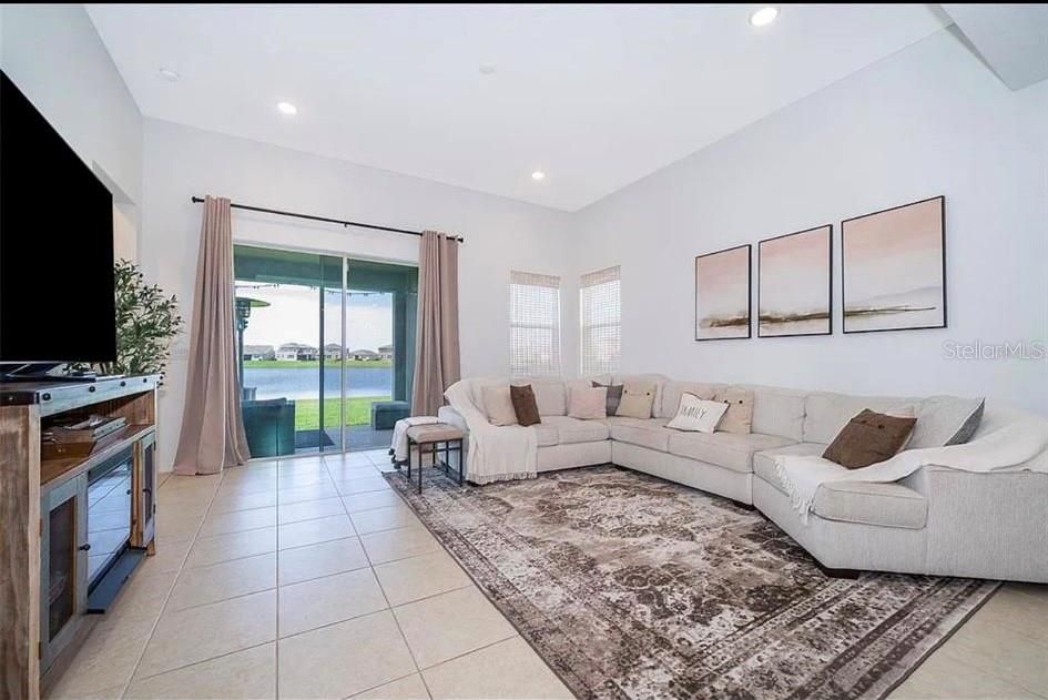 En Renta: $2,690 (4 camas, 3 baños, 2030 Pies cuadrados)