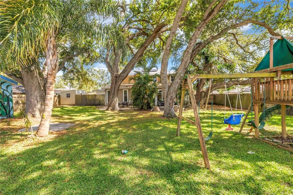 For Sale: $1,100,000 (7 beds, 5 baths, 3200 Square Feet)