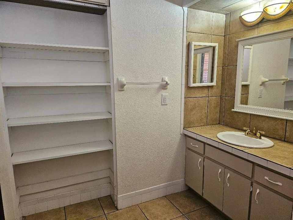 Под контрактом: $199,900 (2 спален, 2 ванн, 1306 Квадратных фут)