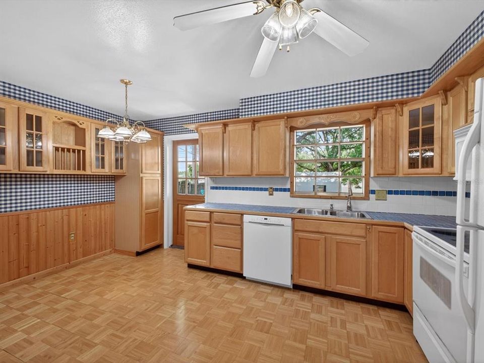 For Sale: $265,000 (3 beds, 2 baths, 1068 Square Feet)