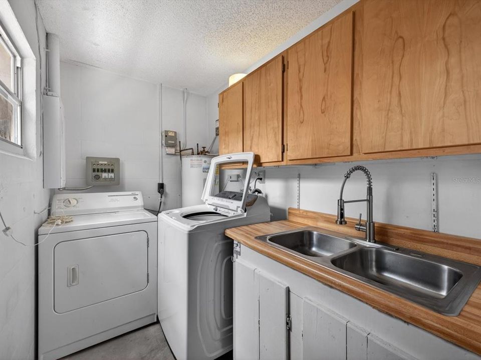 For Sale: $265,000 (3 beds, 2 baths, 1068 Square Feet)