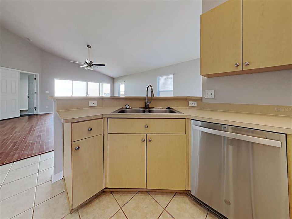Active With Contract: $325,000 (3 beds, 2 baths, 1676 Square Feet)