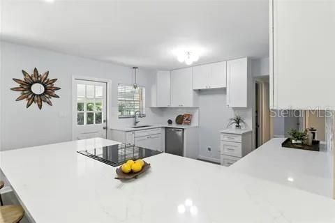 Activo con contrato: $545,000 (4 camas, 3 baños, 2107 Pies cuadrados)