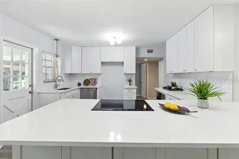 Activo con contrato: $545,000 (4 camas, 3 baños, 2107 Pies cuadrados)